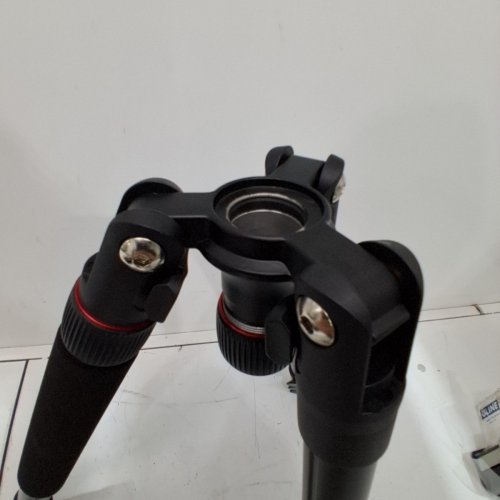 NEEWER BASICS ALUMINUM ALLOY TRAVEL TRIPOD - 90"/22LBS MAX LOAD - BLACK & RED (MODEL: TP63) image 3