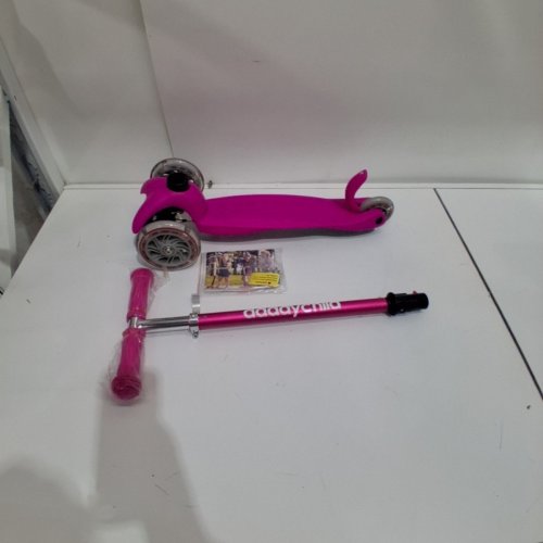 KIDS DADDYCHILD LIGHT UP FOLDING KICK SCOOTER - PINK - (S010) image 2