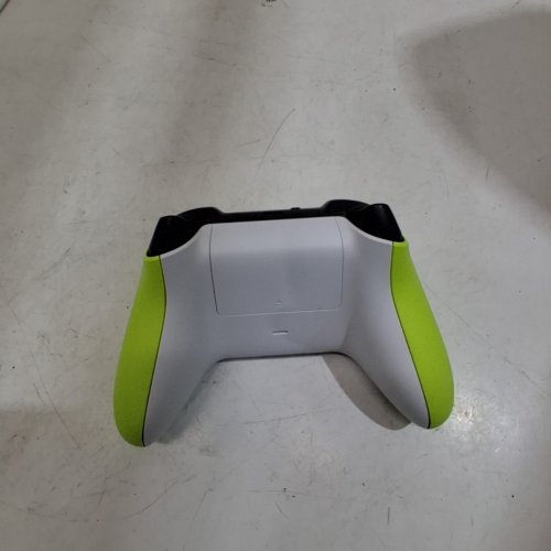 XBOX WIRELESS CONTROLLER – ELECTRIC VOLT FOR XBOX SERIES X|S, XBOX ONE, AND WINDOWS 10 DEVICES image 4