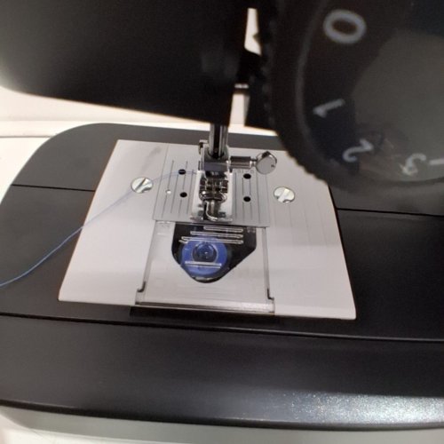 SINGER LIGHTWEIGHT & PORTABLE SEWING MACHINE WITH 45 STITCH APPLICATIONS - BLACK (MODEL: M1150) image 4