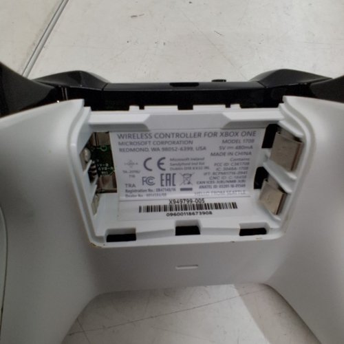 XBOX ONE WIRELESS CONTROLLER - WHITE image 6
