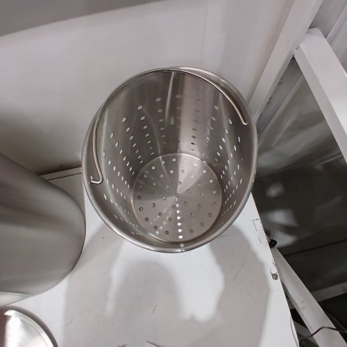 VEVOR STAINLESS STEEL COMMERCIAL STOCKPOT WITH STRAINER - 36QT - SILVER- (MODEL: SP36QT324206S) image 4