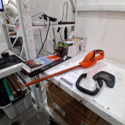 BLACK+DECKER 20 V BARE MAX LITHIUM ION CORDLESS HEDGE TRIMMER WITH BATTERY - 22"\20 V -(MODEL: LHT2220) image 4