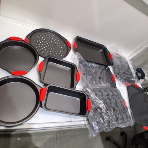 10PC NUTRICHEF CARBON STEEL NON-STICK BAKING TRAY SET WITH SILICONE HANDLES, GREY/RED (MODEL: NCSBS10S) image 2
