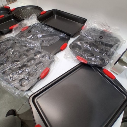 10PC NUTRICHEF CARBON STEEL NON-STICK BAKING TRAY SET WITH SILICONE HANDLES, GREY/RED (MODEL: NCSBS10S) image 3
