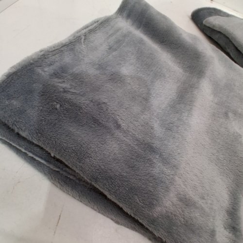 4PC BEDELITE FAUX FUR BEDDING SET - 2 PILLOWCASES / 1 FLAT SHEET / 1 FITTED SHEET - KING - GREY image 3