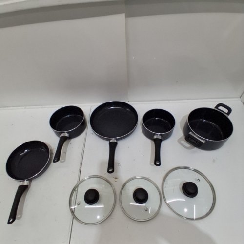 8PC AMAZON BASICS NON-STICK KITCHEN COOKWARE SET, POTS AND PAN image 2