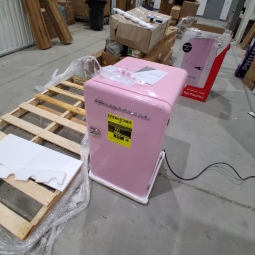 FRIGIDAIRE RETRO COMPACT ROUNDED CORNER PREMIUM MINI FRIDGE - 3.2CU.FT - PINK (MODEL: EFR372)) image 3