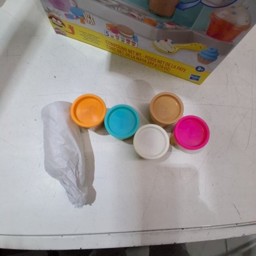 PLAY-DOH KITCHEN CREATIONS COLORFUL CAFE PLAYSET WITH 5 MODELING COMPOUND COLORS - AGES 3+ image 2