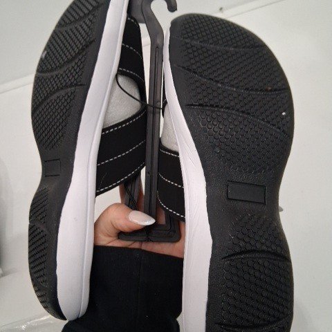 WOMEN'S TIME AND TRU FLORAL SANDALS - SIZE 8 - BLACK AND GRAY image 3