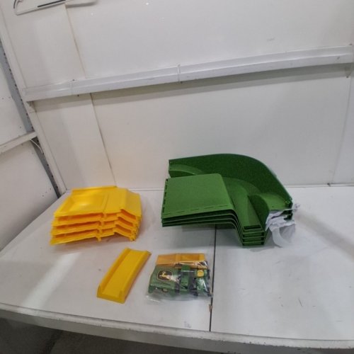 JOHN DEERE KIDS WORKSITE SANDBOX WITH COVER - 34" X 34" X 9" - GREEN/YELLOW (MODEL: 570972) image 2