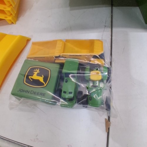 JOHN DEERE KIDS WORKSITE SANDBOX WITH COVER - 34" X 34" X 9" - GREEN/YELLOW (MODEL: 570972) image 3