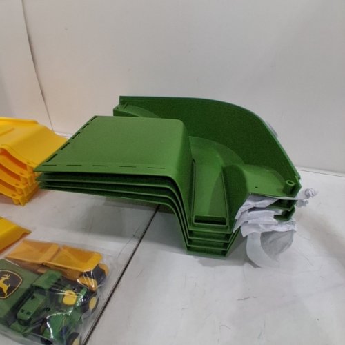 JOHN DEERE KIDS WORKSITE SANDBOX WITH COVER - 34" X 34" X 9" - GREEN/YELLOW (MODEL: 570972) image 4