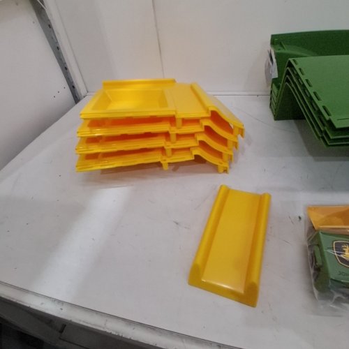 JOHN DEERE KIDS WORKSITE SANDBOX WITH COVER - 34" X 34" X 9" - GREEN/YELLOW (MODEL: 570972) image 5