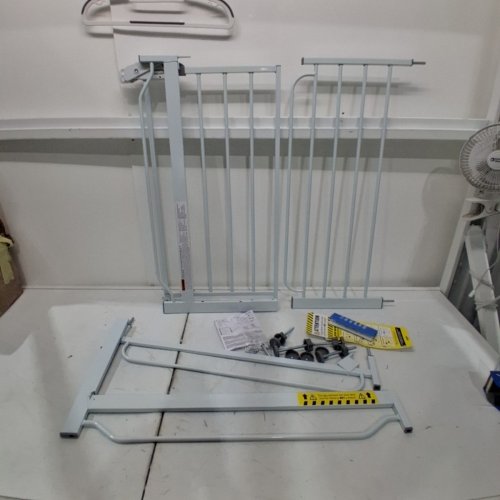 REGALO EASY STEP EXTRA WIDE BABY GATE - 30" X 29"-49" - WHITE (MODEL: 1164 EW DS) image 2
