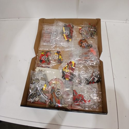 824PC MEGA FALLOUT RED ROCKET BUILDING TOY KIT WITH 2 ACTION FIGURES - (MODLE:HXT00) image 2
