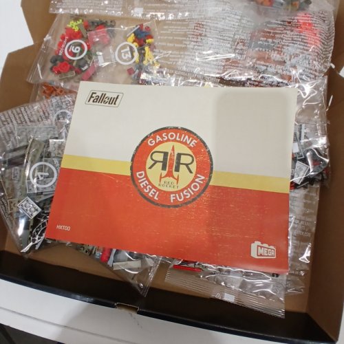 824PC MEGA FALLOUT RED ROCKET BUILDING TOY KIT WITH 2 ACTION FIGURES - (MODLE:HXT00) image 3
