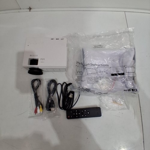 EOKEIY PROFESSIONAL MINI VIDEO PROJECTOR WITH SCREEN - WHITE (MODEL: HI-04) image 3