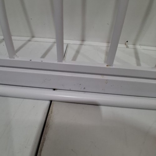 SAFTEY 1ST AUTO CLOSE WALK THROUGH BABY SAFETY GATE - WHITE - (MODEL: GA099CWHO1ZY) image 3
