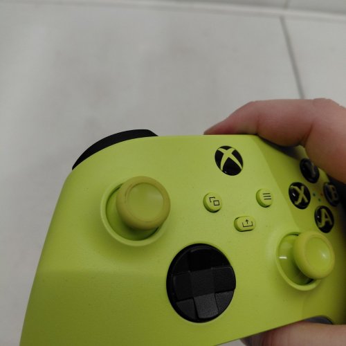 XBOX WIRELESS CONTROLLER – ELECTRIC VOLT FOR XBOX SERIES X|S, XBOX ONE, AND WINDOWS 10 DEVICES image 3