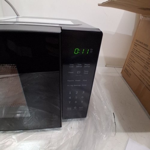 BLACK + DECKER 10 POWER LEVEL COMPACT COUNTERTOP MICROWAVE - 0.7 CU.FT / 700W - BLACK (MODEL: EM720CP7/CA) image 3