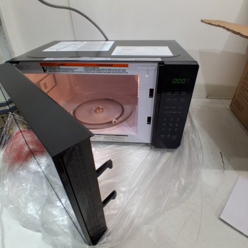 BLACK + DECKER 10 POWER LEVEL COMPACT COUNTERTOP MICROWAVE - 0.7 CU.FT / 700W - BLACK (MODEL: EM720CP7/CA) image 4
