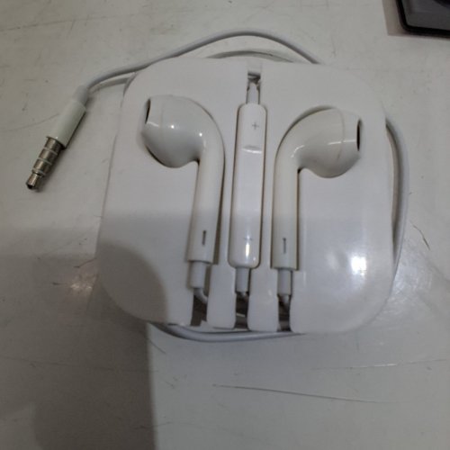 APPLE IPOD SHUFFLE 4TH GENERATION WITH WIRED EARBUDS AND USB CABLE - SILVER - (MODEL:A1373) image 9