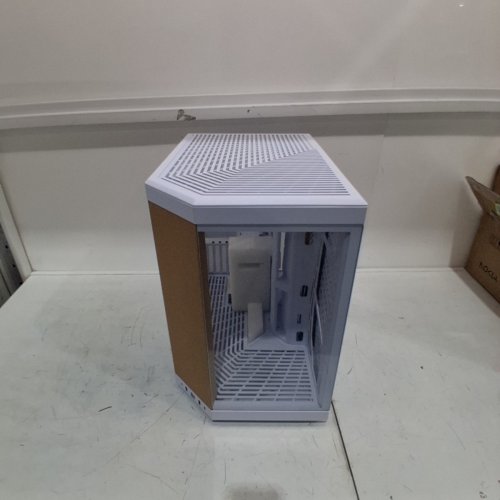 HYTE HYTE Y70 MODERN AESTHETIC DUAL CHAMBER PANORAMIC TEMPERED GLASS MID-TOWER ATX COMPUTER GAMING CASE WITH PCIE 4.0 RISER CABLE INCLUDED - WHITE image 3