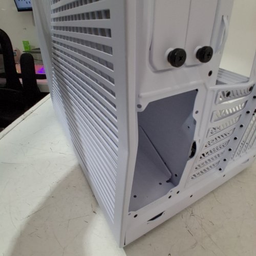 HYTE HYTE Y70 MODERN AESTHETIC DUAL CHAMBER PANORAMIC TEMPERED GLASS MID-TOWER ATX COMPUTER GAMING CASE WITH PCIE 4.0 RISER CABLE INCLUDED - WHITE image 4