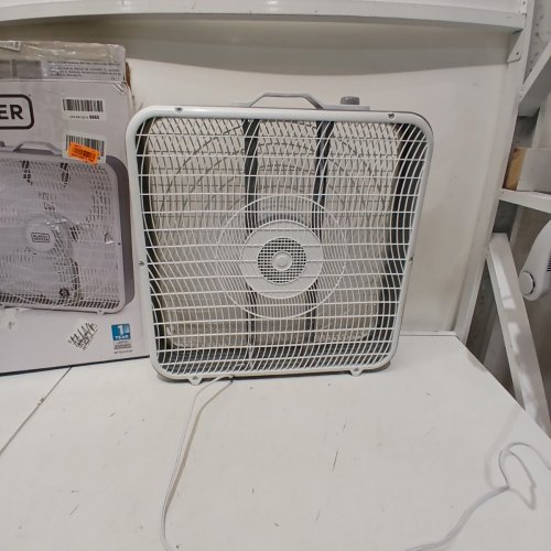 BLACK DECKER BOX FAN WITH 3 SPEED SETTINGS BOX FAN WITH CARRYING HANDLE - 20" - WHITE (MODEL: BFB20SW) image 2