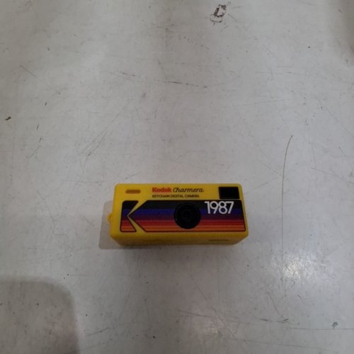 KODAK 1987 CHARMERA KEYCHAIN DIGITAL CAMERA - 1440 X 1080 IMAGE OUTPUT - 1.6MP - YELLOW image 3
