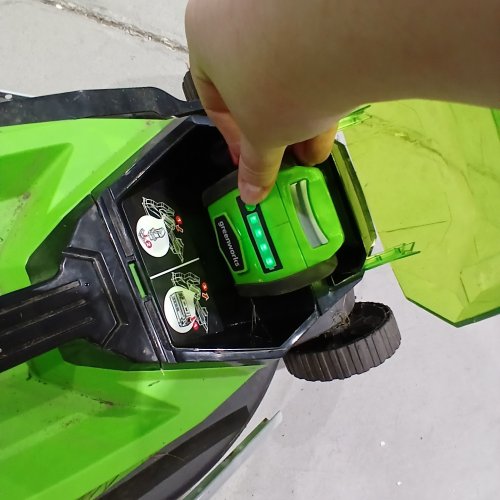GREENWORKS BATTERY POWERED CORDLESS LAWN MOWER WITH CHARGER - 40V - 14" - BLACK/GREEN (MODEL: LMF334) image 2