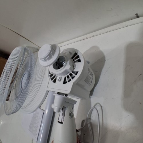 BLACK AND DECKER 16" STAND FAN WITH REMOTE - WHITE image 4