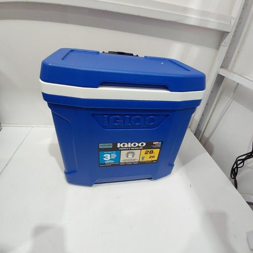 IGLOO PROFILE COOLER WITH 2 WHEELS AND HANDLE - 28QT - 42 CANS - BLUE (MODEL: 60402) image 2