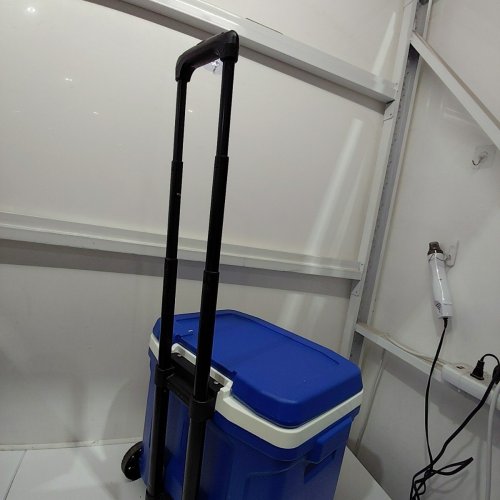 IGLOO PROFILE COOLER WITH 2 WHEELS AND HANDLE - 28QT - 42 CANS - BLUE (MODEL: 60402) image 4
