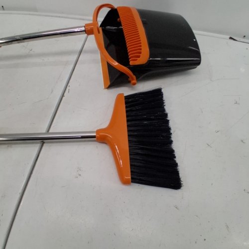 BROOM AND STANDING DUSTPAN SET - 46" - ORANGE/GREY image 3