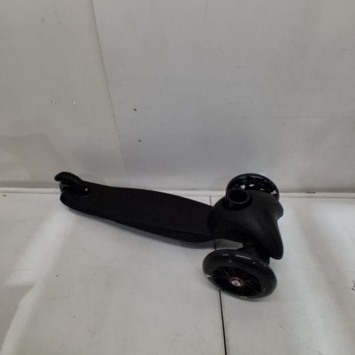 BELEEV 3-WHEEL SCOOTER WITH LIGHT-UP LED WHEELS & ADJUSTABLE HEIGHT - BLACK (MODEL: BE063) image 2