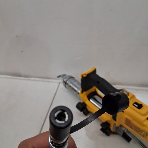 DEWALT CORDLESS VARIABLE SPEED GREASE GUN *TOOL ONLY* - 20 V - 10000 PSI - YELLOW (MODEL: DCGG581) image 7