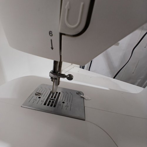 SINGER LIGHTWEIGHT PORTABLE SEWING MACHINE WITH ACCESSORY KIT AND LED LIGHT - 57 STITCH APPLICATIONS - 1 STEP BUTTON HOLE - WHITE (MODEL: M1500) image 6