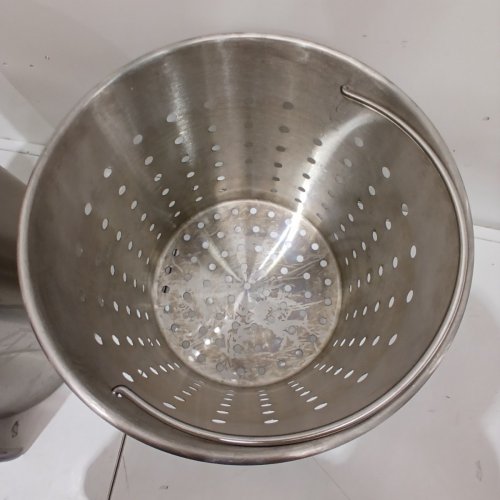 VEVOR COMMERCIAL GRADE STOCK POT WITH HANDLES AND LID - 40L - STAINLESS STEEL image 4