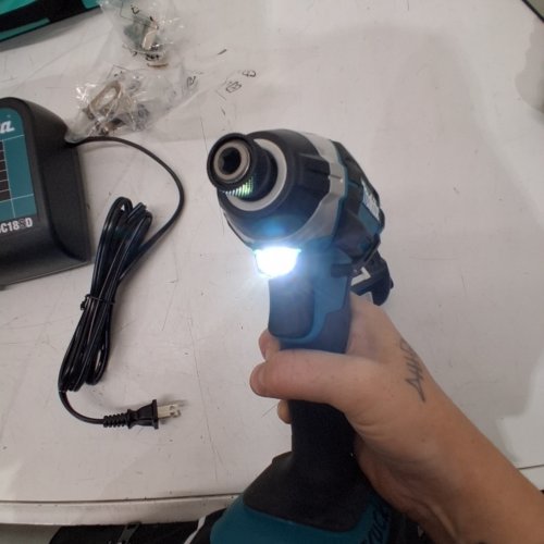 5PC MAKITA LXT COMPACT 2-TOOL COMBO KIT WITH COMPACT BATTERIES, CHARGER & TOOL BAG - 1/4" IMPACT DRIVER - 18 V - BLUE/BLACK (MODEL: DLX2141Y02) image 2