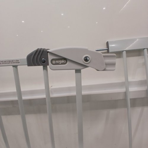 REGALO EASY-STEP METAL WALK-THROUGH SAFETY GATE - 30" X 29'' - 38.5'' - WHITE (MODEL: 1160DS) image 3