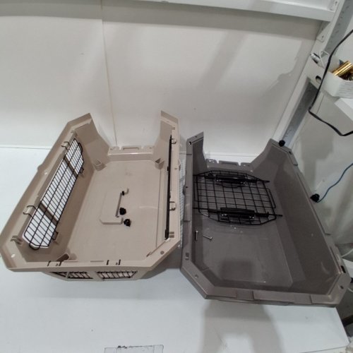 AMAZON BASICS RIGID PET CARRIER - 23.6" X 15.7" X 13.0" - (MODEL 10201499 ) image 2