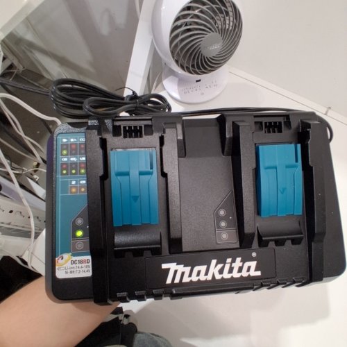 MAKITA 18V LITHIUM-ION DUAL PORT RAPID CHARGER STATION **CHARGER ONLY** (MODEL: DC18RD) image 2