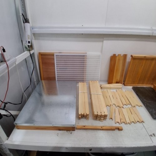 HONEY LAKE 8-FRAME BEEHIVE KIT WITH BROOD BEEHIVE BOX AND MEDIUM BEEHIVE SUPER BOX - 22" X 20 - WOOD image 3