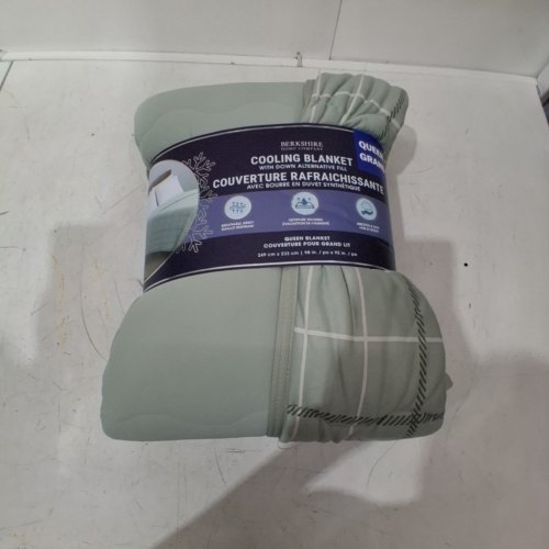 COOLING QUILTED COMFORTER BLANKET - QUEEN - GREEN/WHITE STRIPS (MODEL: 1986200) image 2