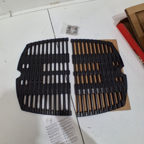 WEBER PORCELAIN ENAMELED CAST-IRON COOKING GRATES (Q100/1000) - 7644 image 2