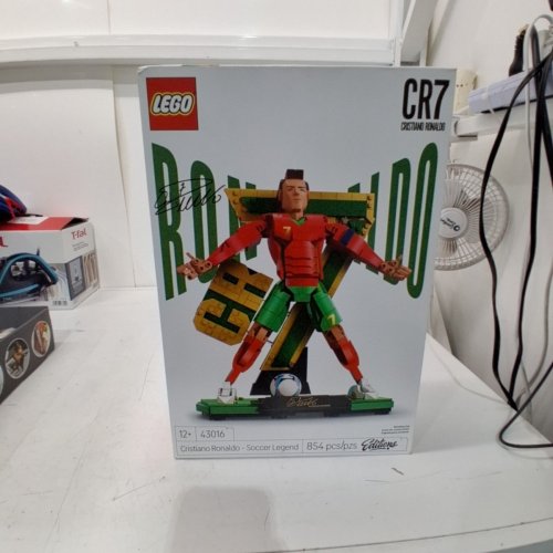 854PC LEGO EDITIONS CRISTIANO RONALDO SOCCER LEGEND (MODEL: 43016) image 2