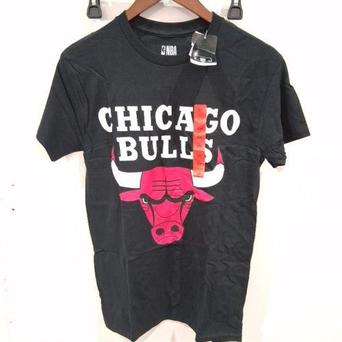 MEN'S NBA CHICAGO BULLS GRAPHIC SHORT SlEEVE T-SHIRT - BLACK/RED image 2