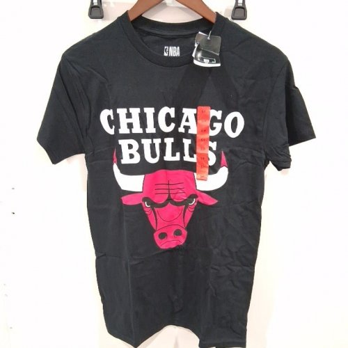 MEN'S NBA CHICAGO BULLS GRAPHIC SHORT SlEEVE T-SHIRT - BLACK/RED image 3